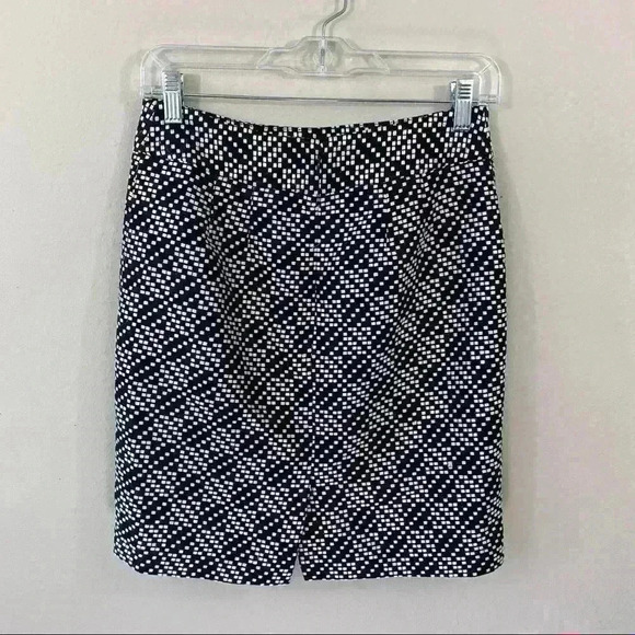 Ann Taylor petite b/w skirt - Picture 3 of 3